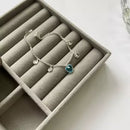 PULSEIRA QUATRO ZIRCONIAS REDONDAS E CORAÇÃO